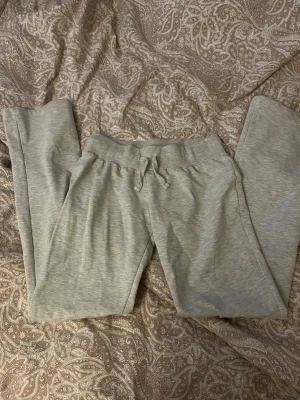 Lågmidjade byxor från nelly - Grå lågmidjade mjukisbyxor från Nelly som är bootcut. De är i storlek xs och denna modell finns inte att köpa på hemsidan längre. Hör av er vid funderingar.