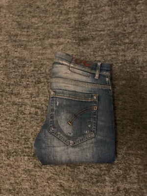 Dondup George jeans - Säljer ett av dom fetaste dondup jeansen jag själv har sett med sjukt feta slitningar i storlek 29 ny pris ca 4000 och säljer för endast 1499 men Sicka gärna prisförslag 