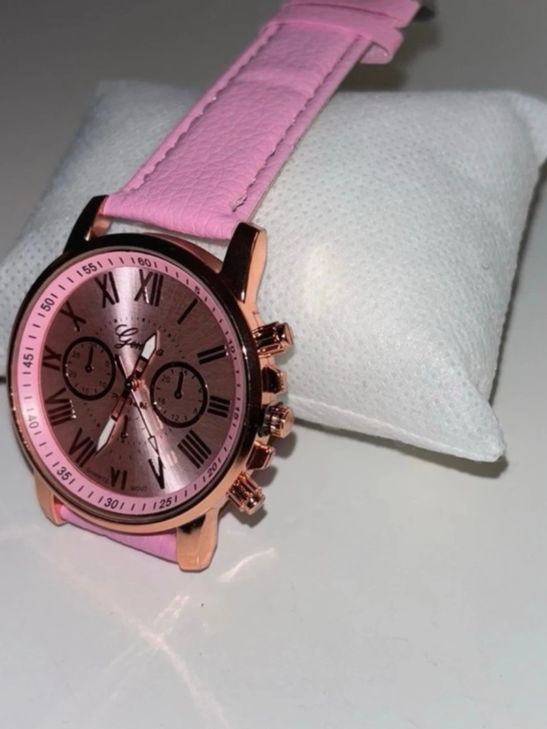 Rosa klocka med roséguld-detaljer - 2