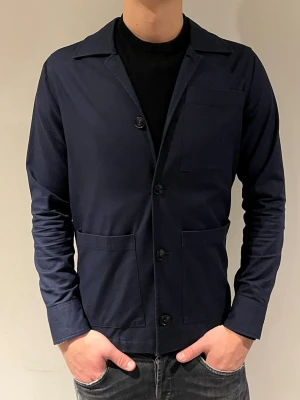 Overshirt  - Säljer nu min snygga blåa overshirt från sir of Sweden. Storlek xs men passar även S. Modellen är 180cm. Hör av er vid fler frågor 