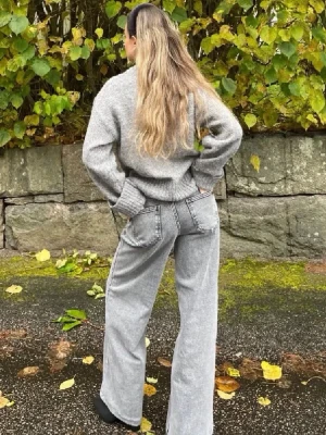 Gråa vida jeans med fickdetaljer - Snygga gråa jeans med bred passform och markerade bakfickor. Jeansen har hög midja och raka ben, perfekt för en avslappnad och trendig look. Passar dig som gillar streetstyle och vill ha något bekvämt men ändå stilrent.