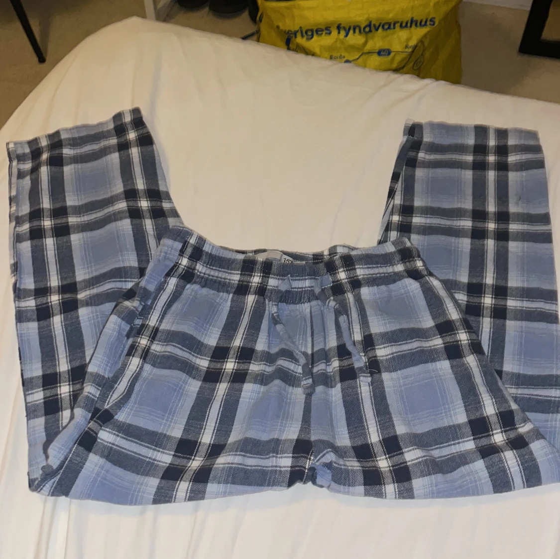 Blårutiga pyjamasbyxor med dragsko