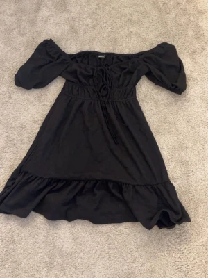 klänning  - söt svart klänning från gina tricot, använd på en skolavslutning så typ som ny💗💗