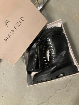 Anna Field vinterkängor i storlek 38 -  Säljer ett par fodrade kängor från Anna Field i storlek 38. Skorna är inköpta på Zalando och aldrig använda då de ej passade. Orginalkartong medföljer :)  