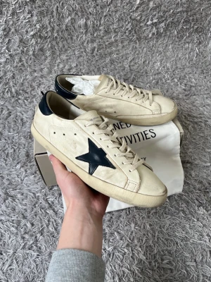 Golden Goose sneakers - Säljer ett par Golden Goose superstars! | Välanvända så förekommer tecken på användning men fortfarande riktigt fina skulle jag säga! | Kommer med låda och dustbag! | Ställ gärna frågor innan du köper!