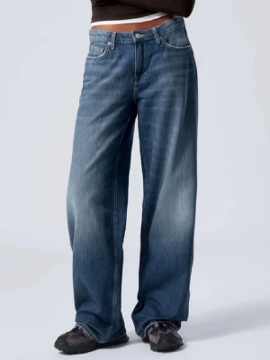 Weekday jeans low lose - Säljer ett par blåa low baggy jeans från Weekday. Storleken är W24 L30! Har en lite fläckar på högra benet som man ser på bilderna. Dom vita fläckarna borde gå bort i tvätten! Originalpris: 590kr💓