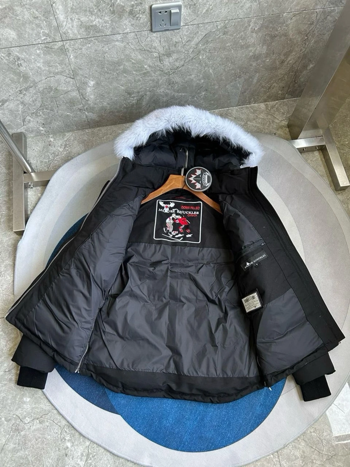 Svart dunjacka med pälskantad huva - 3