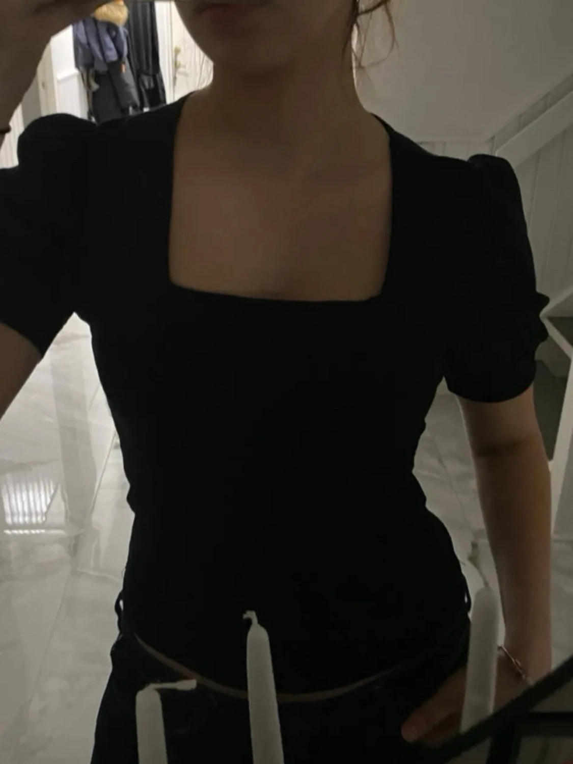 Svart topp med puffärm och fyrkantig ringning - 2