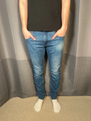 Replay jeans - Tja!| Säljer detta paret feta jeans från Replay!| Modell:Rik(slim som anbass)!| Kontakta mig vid minsta fråga!| Pris alltid diskuterbart!| //Nils