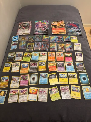 Stor samling Pokémonkort med EX-kort - Säljer en stor samling Pokémonkort med blandade kort, inklusive flera holografiska och EX-kort som Rayquaza EX. Korten har olika färger och motiv, både klassiska och nyare versioner. Perfekt för samlare eller Pokémon-fans som vill utöka sin samling. Med 4 stycken stora stjärnor och ungefär 20 som är små som är rare. Resten är bara vanliga kort!