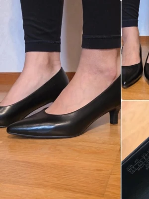 Svarta klassiska pumps från Uniqlo - Stilrena svarta pumps med spetsig tå och låg klack. Tillverkade i slätt skinn med enkel design som passar till många olika outfits. Skorna har en tidlös look och är perfekta för dig som gillar minimalistisk stil. Aldrig använda