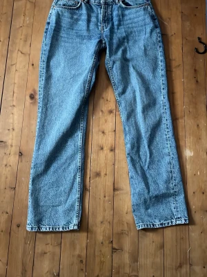 Blå raka jeans i klassisk modell - Ett par blå jeans med rak passform i modellen icon från lager157 jeansen har fem fickor och klassisk denimlook med ljus tvätt. Perfekta för en avslappnad och tidlös stil. Materialet är kraftig bomullsdenim. Nästan alldrig andvönda så i ny skick