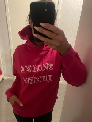 Hoodie pink rosa Hoodie med luva snooze Queen  - Cool hoodie med luva och texten Snooze Queen Perfekt gåva till den som älskar att Snooza-för mig gör inte det 💤😅