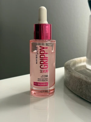 Maybelline Grippy serum primer - Säljer min Maybelline Grippy primer eftersom den inte kommer till användning. Håller sminket snyggt hela dagen och känns inte på huden. Se bild för hur mycket produkt som är kvar. Nypris: 199 kr. Hör gärna av dig vid frågor❤️