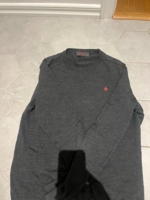 Morris merino o neck  - Tjena! Säljer min Morris merino o neck tröja i storlek L. Tröjan är i mycket bra skick, säljer pga att jag vuxit ur den. 