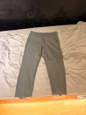 Footjoy golfbyxor - Säljer nu ett par footjoy golfbyxor i storlek 30/34. Endast provade, aldrig använda och alla lappar sitter kvar.