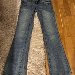 ljusblå lågmidjade vintage jeans - ett par så fina ljusblå lågmidjade jeans med bootcut/utvsängda ben!! vintage ifrån aerostopale, kommer ej till användning längre❤️ midjemått är 36cm och innerben är 76cm😇
