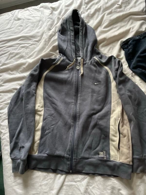 Väldigt sällsynt blå Nike zip-hoodie - Sällsynt blå Nike hoodie. Liten broderad Nike-logga på bröstet och stor logga på ryggen. Storlek L men passar M. Väldigt bra skick. Skriv om du har några frågor! Priset går att diskuteras!