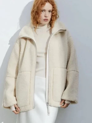 Teddyjacka  - Jätte fin teddyjacka säljer därav jag inte får användning av den. Jätte mysig skön håller dig varm i kallt väder. Skulle säga den är beige vit!