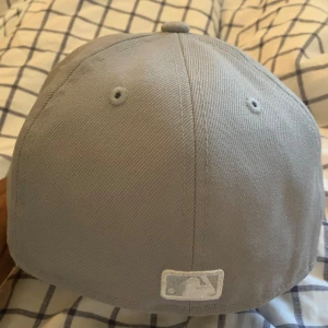 Grå LA Keps  - LA keps använt några gånger men inte mkt säljer den då jag inte behöver den längre snygg o inget fel på den 