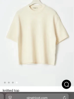 Krämvit stickad topp Gina Tricot - Säljer en krämvit stickad topp från Gina Tricot med korta ärmar och rund hals. I storlek M, köpte för 300 kr men säljer för 150💞💞