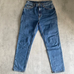 Blåa Nudie jeans  - Säljer ett par feta nudie jeans  | skicket på jeansen är 8/10 väldigt bra | storlek 31/30 | ny pris 2000: mitt pris är 499 | skriv vid frågor och funderingar  