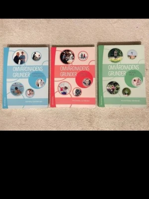 Omvårdnadens grunder, 3 böcker - Säljer tre kursböcker i serien Omvårdnadens grunder. Böckerna har omslag i blått, rött och grönt, upplaga 2019. Perfekta för dig som pluggar till sjuksköterska eller inom vård och omsorg.
