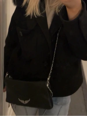 Zadig väska nano - Supersnygg, använd men fortfarande i nytt skick. Köpt åå NK för 3500kr säljer för 1500kr🥰🩷🪩❤️💋