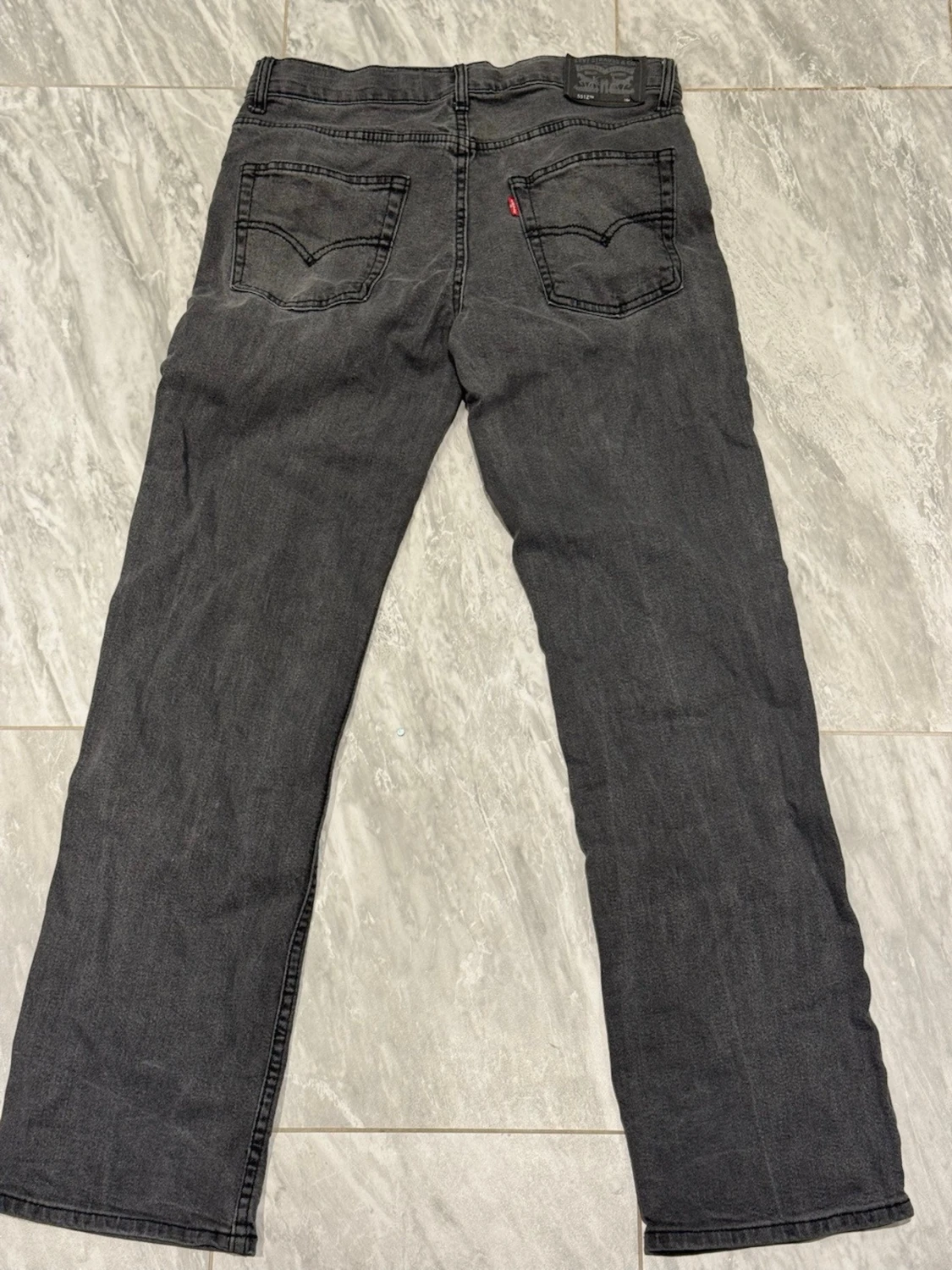 Grå raka jeans från Levi's - 1