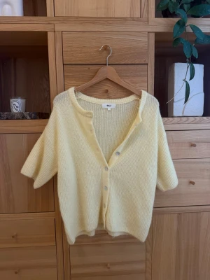 Stickad tröja - Trendig butteryellow stickad tshirt 