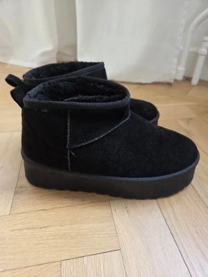 Fodrade ankelboots från Carin Wester  - Fodrade ankelboots med hög sula från Carin Wester i storlek 39. Använd fåtal gånger, jättefint skick