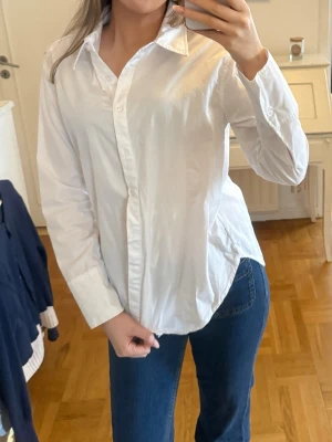 Skjorta - Helt oanvänd! Finns ett snöre på insidan för att anpassa hur figursydd du vill ha skjortan