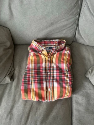 Ralph Lauren skjorta - Färgglad rutig skjorta från Ralph Lauren i bomull. Aldrig använd och har inga skador