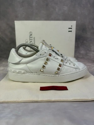 Valentino Open Skor - Stl 37 - | Mycket bra skick: 8,5/10 | Stl: 37 | Ingår vid köp: Endast skorna | Självklart äkta 🙌| Nypris: ca 5000kr, Öppen för frågor eller om du vill ha fler bilder ✌️ 