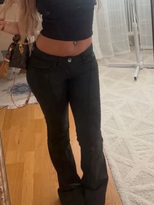 Svarta bootcut läderbyxor från Nelly  - Snygga svarta jeans med bootcut och låg midja. De är i fint skick, säljer då jag inte använder dom längre. Priset kan diskuteras.