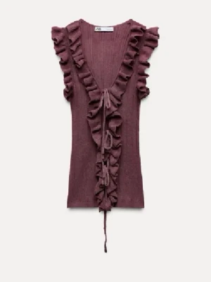 Zara topp med snörning - Super söt Zara topp med snörning i ribbad material i en vinröd/lila färg. Skriv om du har några frågor❤️