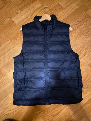 Marinblå dunväst - Marinblå dunväst från hm, strl S i mycket bra skick