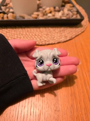 Littlest pet shop - Littlest pet shop hund Finns fler i min profil för samfrakt. Följ gärna mitt konto då jag kommer lägga upp fler figurer😊