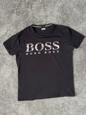 Svart Hugo Boss t-shirt - Strl L men passar Small