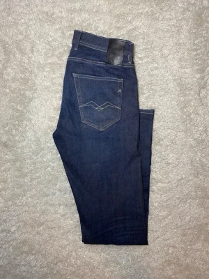 Mörkblå replay Grover jeans - Skick 9/10, nästan oanvända. | Storlek W30 L32| Modell Anbass vilket är slimfit| 