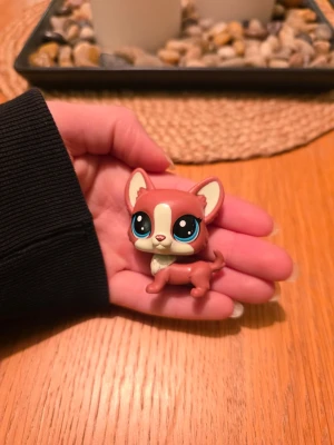 Littlest pet shop - Littlest pet shop hund Finns fler i min profil för samfrakt. Följ gärna mitt konto då jag kommer lägga upp fler figurer😊