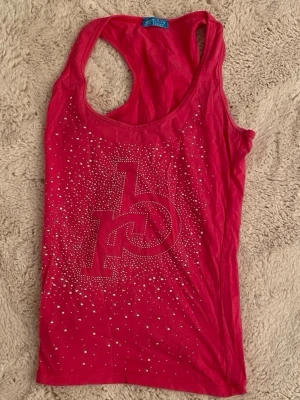 Rosa rhinestone y2k topp  - Används en del, äkta vintage y2k, alla rhinestones sitter på, inga defekter. 