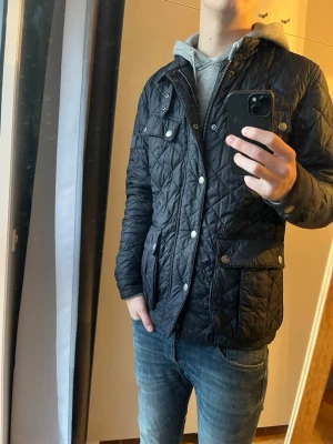 Barbour jacka - Snygg jacka från Barbour! Mycket gott skick och inga defekter! Kontakta mig vid minsta fråga! Pris kan diskuteras! //Nils
