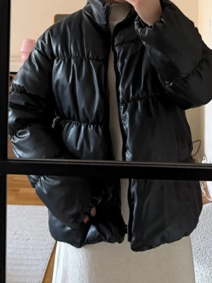 Svart pufferjacka med glansig yta - Svart pufferjacka från nakd🖤🖤🖤