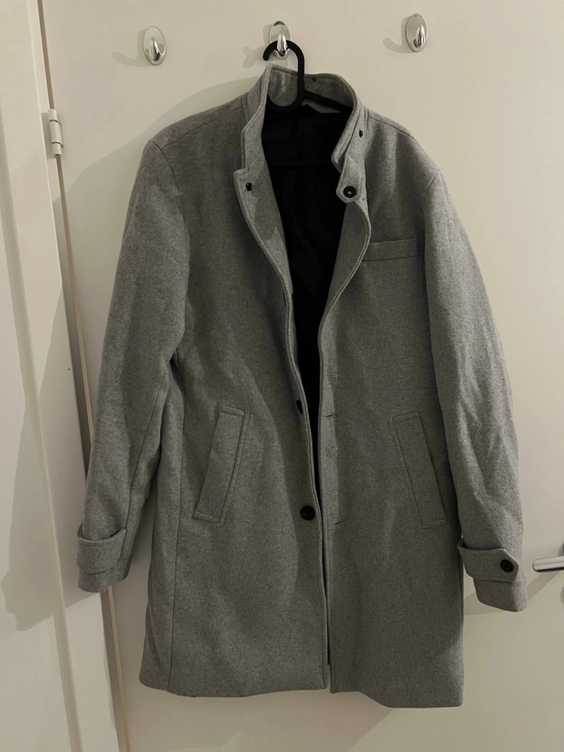 Ljusgrå ullrock med ståkrage