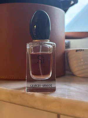 Giorgio Armani Sì Eau de Parfum 30ml - Giorgio Armani Sì är en elegant parfym med noter av svartvinbär, fresia, ros och myskigt ljust trä. Flaskan är stilren i genomskinligt glas med svart kork och rymmer 30 ml. En feminin doft som utstrålar italiensk elegans och modern styrka.