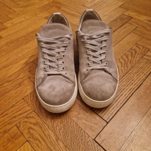 Beige sneakers i mocka från Sneaky Steve - Väldigt snygga skor från sneaky Steve dem är använda i sommras men dem är fortfarande bra skick hör av om ni har frågor😁.