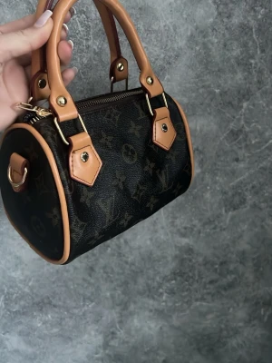 Väska  - Mini modellen i oanvänt skick, de långa badandet saknas tyvärr 