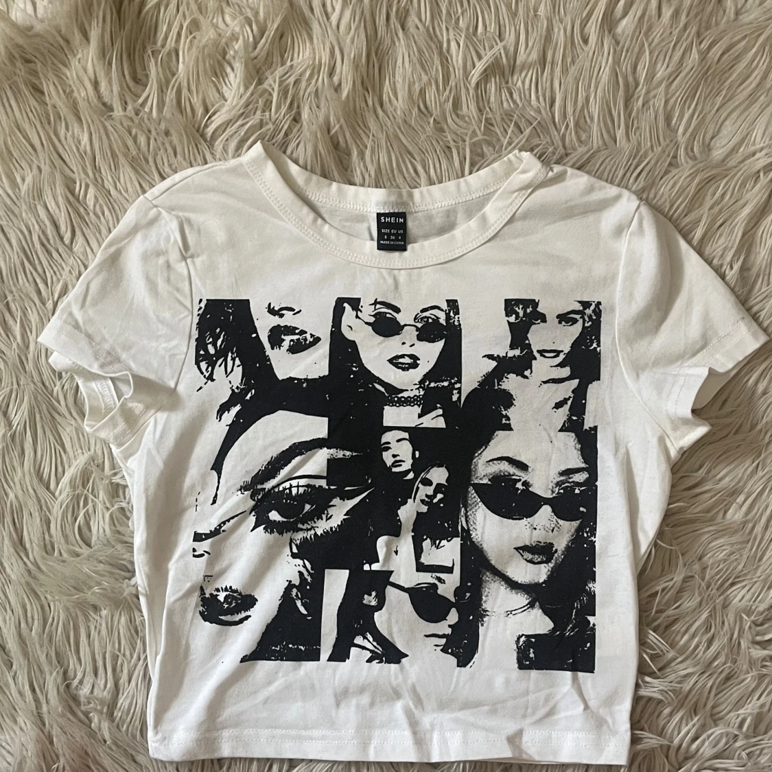 Croppad t-shirt topp med y2k print på framsidan   - 1