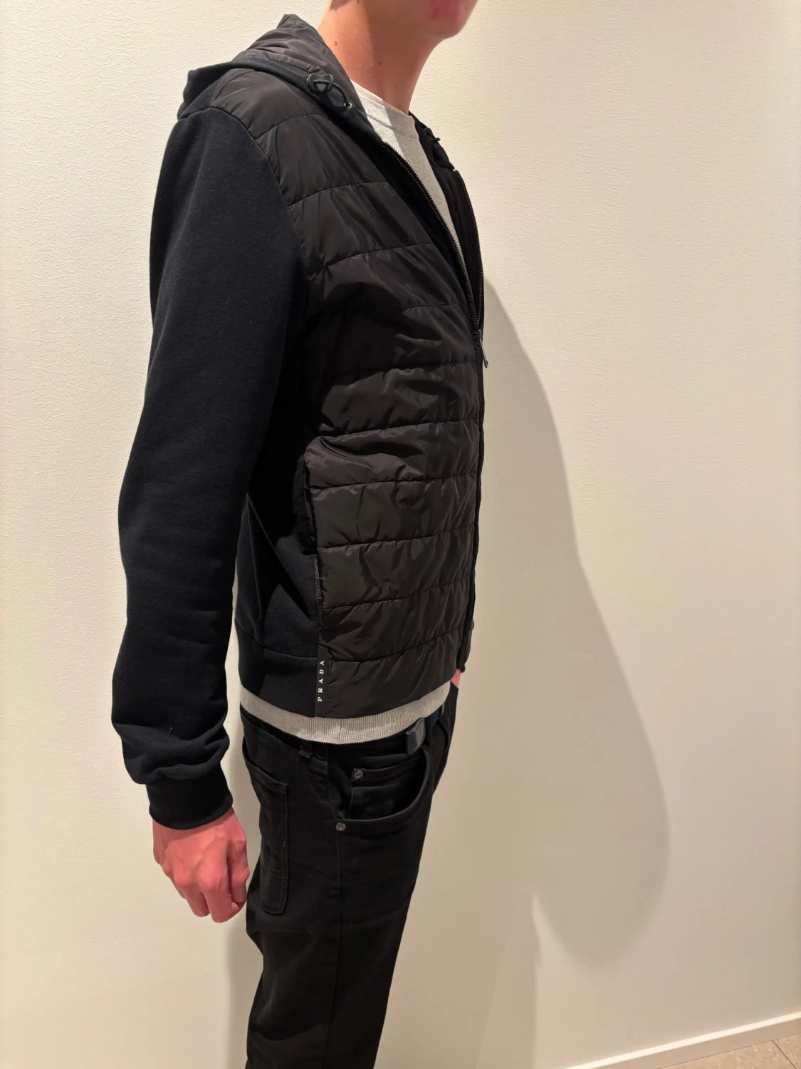 Svart quiltad pufferjacka från Prada - 1